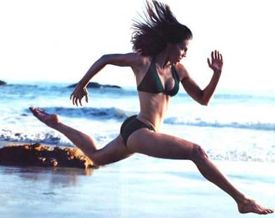 hilary-swank-running-in-sexy-bikini-on-beach